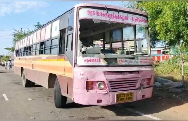 அரசு  பேருந்தின் மீது கல் வீச்சு - கண்ணாடி உடைப்பு பரபரப்பு !

