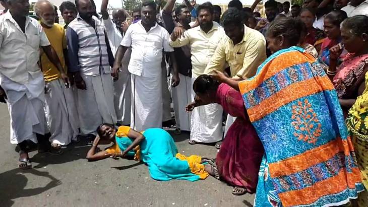 மீனவர்களுக்கு முறையாக மண்ணெண்ணெய் வழங்கப்படாததை கண்டித்து தரையில் படுத்து உருண்டு தங்கள் எதிர்ப்பு பதிவு செய்தனர்.