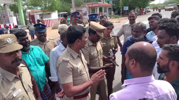 தியாகி இமானுவேல் சேகரனார் மற்றும் வீரன் சுந்தரலிங்கம் ஆகியோரது திருவுருவ படங்களை பெட்ரோல் குண்டு வீசி சேதப்படுத்திய மர்ம நபர்கள் குறித்து ஶ்ரீவைகுண்டம் போலீசார் விசாரணை.