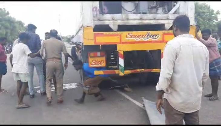 தூத்துக்குடி முத்தையாபுரத்தில்  கண்டெய்னர் லாரி ஏறியதில் நிகழ்விடத்திலேயே தலை நசுங்கி  வாலிபர் பலி.