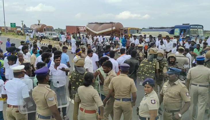 அழகு முத்து கோன் பிறந்தநாள் விழாவிற்கு சென்றார்கள் தேசிய நெடுஞ்சாலையில் சாலை மறியல்-போலீசார் அடிதடி - போலீசார் மீது கற்கள் வீசப்பட்டதால் பரபரப்பு!