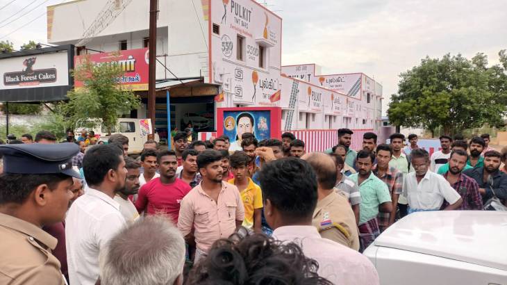 எட்டயபுரத்தில் தேவர் படம் அவமதிப்பு - பொது மக்கள் சாலை மறியல்