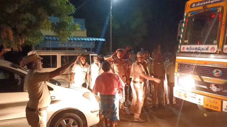 விளாத்திகுளம் அருகே மரக்கிளைகளை வெட்டி  சாலை மறியல்? போலீசார் குவிப்பு.