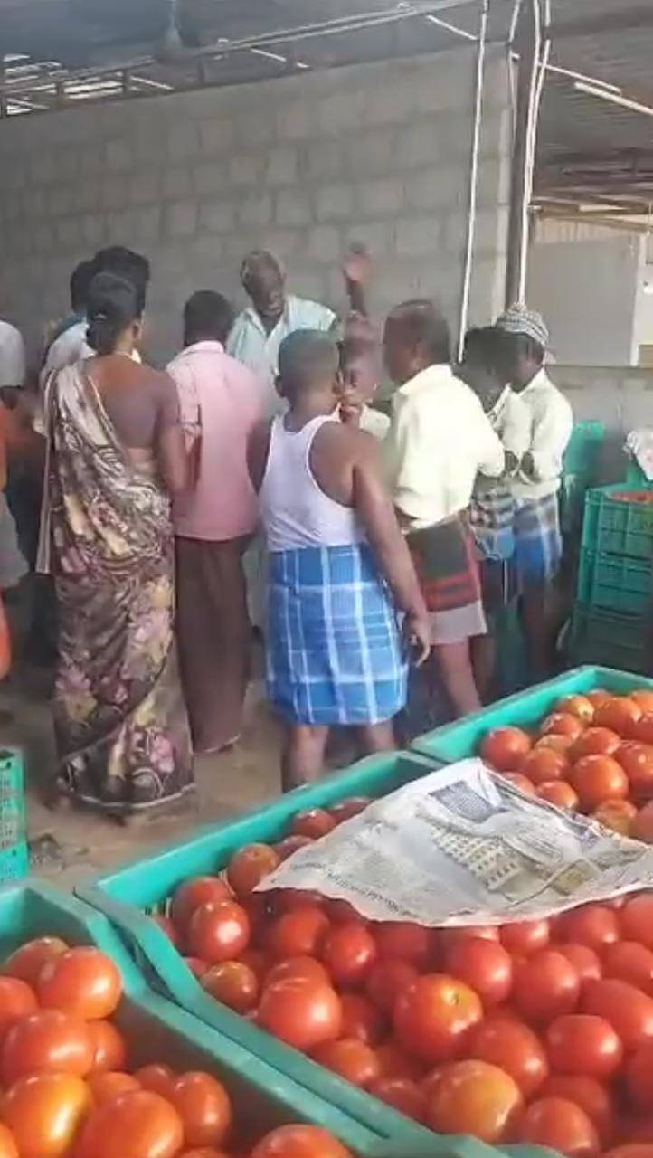 ஒரு கிலோ  தக்காளிக்கு சண்டை-6 பேர் மீது போலீசார் வழக்கு பதிவு!