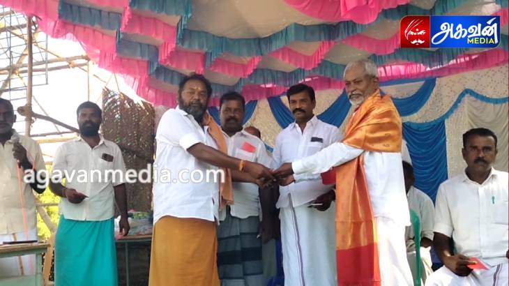 கடலாடி - கரிசல்குளம் இரட்டை மாட்டு வண்டி பந்தயம் வெற்றி இலக்கை நோக்கி சீறி பாய்ந்து சென்ற களைகள் !