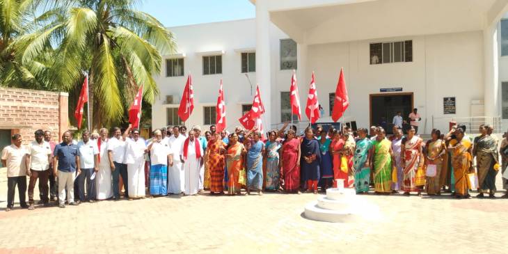 கோவில்பட்டி ஊராட்சி ஒன்றிய அலுவலகத்தினை முற்றுக்கையிட்ட இந்திய கம்யூனிஸ்ட் கட்சியினர்.