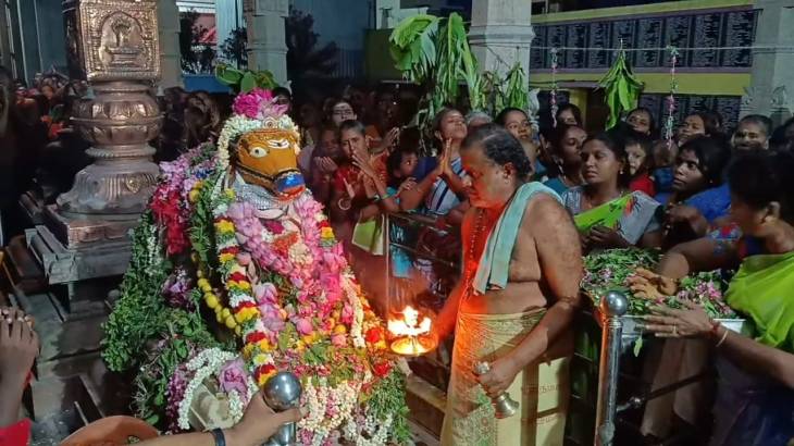 விமர்சையாக நடைபெற்ற "சனிப்பிரதோஷ வழிபாடு" : ஆயிரக்கணக்கான பக்தர்கள் சிவநாமம் பாடி வழிபாடு!

