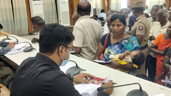 தனக்கு ஆண் வாரிசு வேண்டும் என கூறி கணவர் கொலை மிரட்டல்-பாதிக்கப்பட்ட பெண் கைகுழைந்தையுடன்  மாவட்ட ஆட்சியரிடம் கண்ணீர் மல்க புகார். 