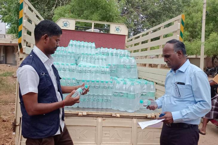 முறையற்ற உரிமத்துடன் விற்பனைக்கு வைக்கப்பட்டிருந்த 1330 லிட்டர் பாட்டிலில் அடைக்கப்பட்ட குடிநீர் பறிமுதல்
