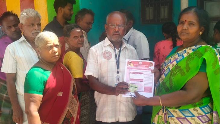 கலைஞர்  மகளிர் உரிமைத் திட்டத்தின் கீழ் விண்ணப்ப படிவங்களுடன்  டோக்கன் விநியோகம்!