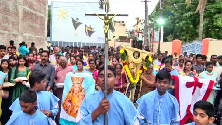 பனிமயமாதா பேராலயத்தின் திருவிழா கொடி பவனி:  ஆயிரத்துக்கும் மேற்பட்ட பக்தர்கள்!