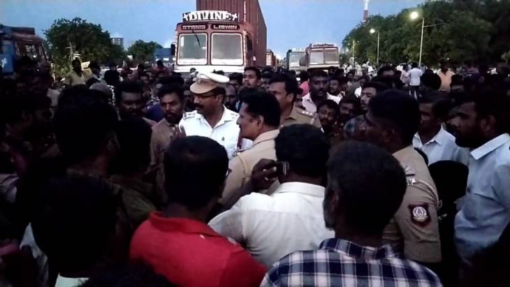 லாரி டிரைவரை  மோட்டார் வாகன ஆய்வாளர்  தாக்கியதை கண்டித்து சாலை மறியல் போராட்டம்.