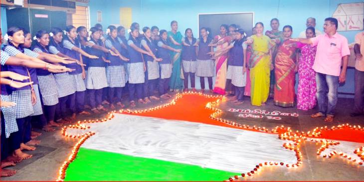 அரசு மகளிர் மேல்நிலைப் பள்ளியில் கார்கில் தின விழா : 527 அகல் விளக்கு ஏற்றி மரியாதை!
