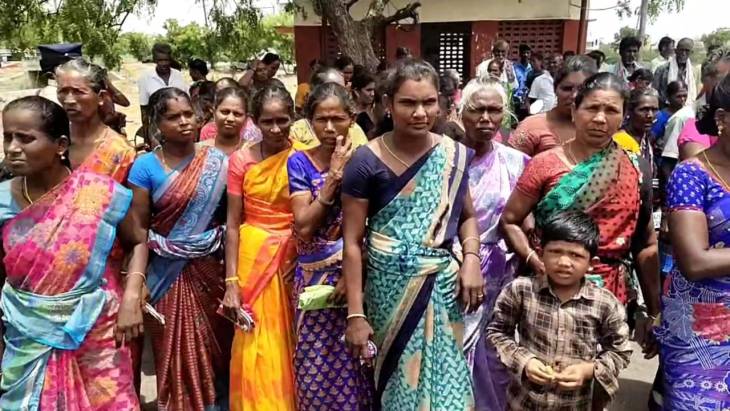 துலுக்கன்குளம் கிராமத்தில் சிப்காட் தொழிற்பேட்டைக்காக  கையகப்படுத்துவதை கண்டித்து கிராம மக்கள் நூற்றுக்கணக்கானோர் ஆட்சியர் அலுவலகம் முற்றுகை.