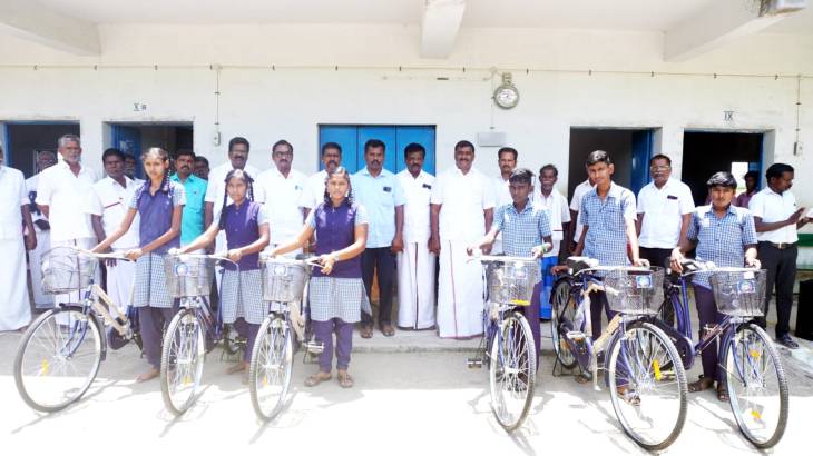 105 பள்ளி மாணவ ,மாணவிகளுக்கு இலவசம் மிதிவண்டி வழங்கிய எம்எல்ஏ மார்க்கண்டையன்!