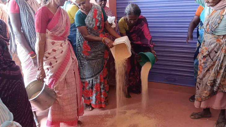 தரமற்ற ரேஷன் அரிசி வழங்கியதை கண்டித்து அரிசியை தரையில் கொட்டி மக்கள் போராட்டம் .
