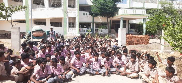மாணவ மாணவிகள் வகுப்புகளை புறக்கணித்து போராட்டம்.