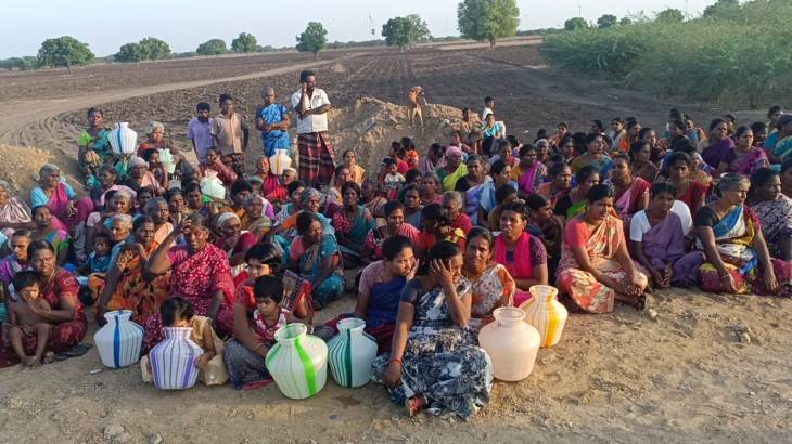 காலிக்குடங்களுடன் பெண்கள் ஆவேசம்!