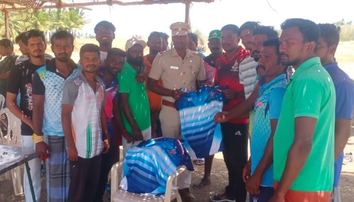 செல்போனில் நேரத்தை வீணடிக்கமல் - கிரிக்கெட், கபடி விளையாடுங்கள் - அறிவுரை வழங்கிய உதவி ஆய்வாளர்.