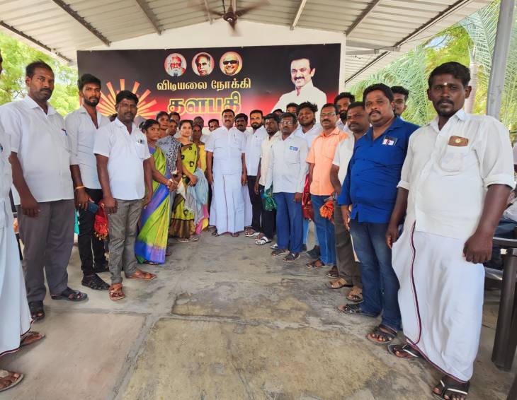 விளாத்திகுளம் தொகுதியில் திமுக சமூக வலைத்தள பிரிவு நிர்வாகிகள் எம்.எல்.ஏ-விடம் வாழ்த்து பெற்றனர்.
