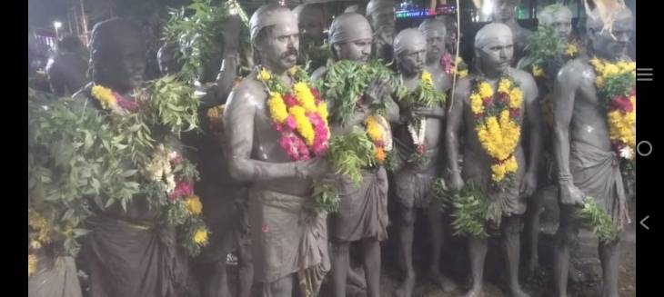 ஆண்கள் உடல் முழுவதும் சகதி பூசி நள்ளிரவில் செத்தாண்டி வேடம் அணிந்து அம்மனுக்கு வினோத வழிபாடு! 