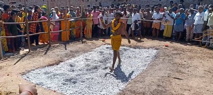 ஸ்ரீ சக்தி மாரியம்மன் ஆடிப்பொங்கல் உற்சவம் அக்னிசட்டி பூக்குழி இறங்குதல் உள்ளிட்ட பல்வேறு நேத்திக்கடன்களை பக்தர்கள்  நிறைவேற்றினர்.
