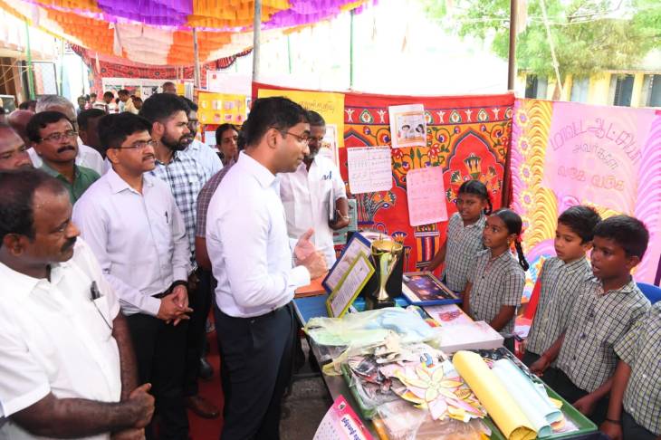  படைப்புகளை வைத்து, பாடல் அசத்திய பள்ளி குழந்தைகள் -  பாராட்டு தெரிவித்த மாவட்ட ஆட்சியர்! 

