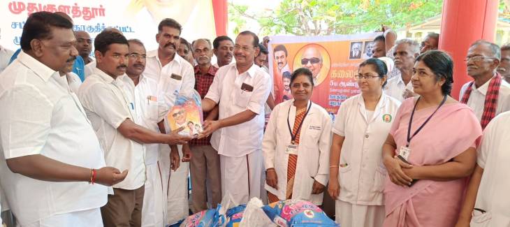  திமுக தலைவர் கருணாநிதி  5ம் ஆண்டு நினைவு நாள்:அமைச்சர் ராஜகண்ணப்பன் சார்பில் உணவுப் பொருட்கள் வினியோகம்!