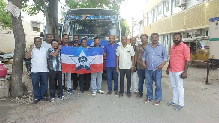 ஜெய்லர் திரைப்படத்தை காண 50 கிலோ மீட்டர் பயணம் செய்த ரஜினி ரசிகர்கள்!