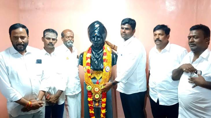 எட்டயபுரம் மகாகவி பாரதியார் இல்லத்தில் அண்ணாமலை!

எட்டயபுரம் மகாகவி பாரதியார் இல்லத்தில் அண்ணாமலை!


