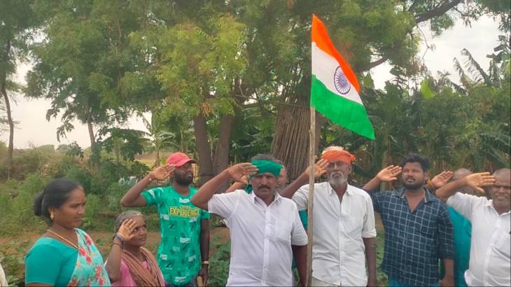 கமுதி அருகே வயலில் தேசிய கொடியை ஏற்றிய விவசாயிகள்!

