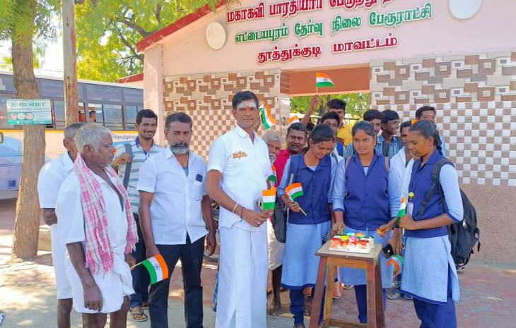 எட்டையாபுரத்தில் பாஜகவினர் ,கல்லூரி மாணவ மாணவிகள் கேக் வெட்டி கொண்டாட்டம்!