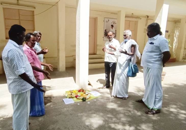 கோவில்பட்டி கோட்டாட்சியர் அலுவலகத்தில் படையல் போட்டு போராட்டம்! 

