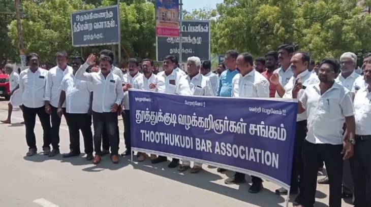 இந்தி திணிப்பதை கண்டித்து தூத்துக்குடியில் வழக்கறிஞர்கள் கண்டன ஆர்ப்பாட்டம்.