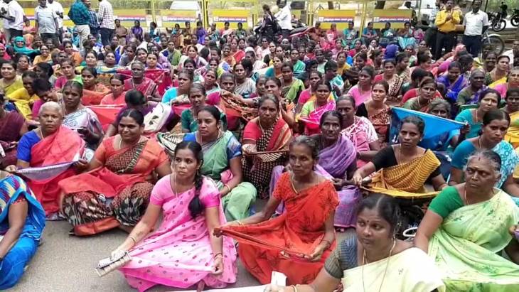மடியேந்தி பிச்சை எடுக்கும் போராட்டத்தில் ஈடுபட்ட சத்துணவு ஊழியர்கள்.