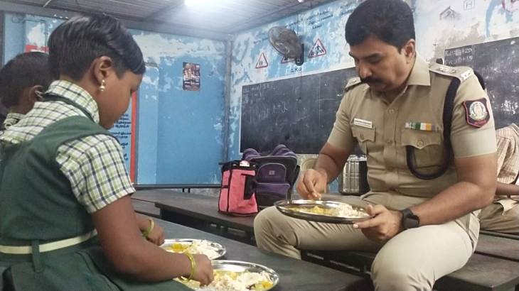 குழந்தைகளுடன் அமர்ந்து உணவு சாப்பிட்ட பின் அந்த தட்டை தானே கழுவி கொடுத்த எஸ்.பி பாலாஜி சரவணன்!