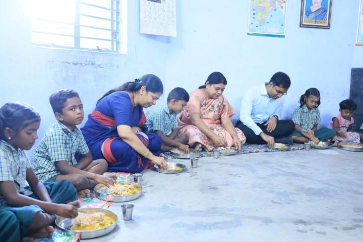 பள்ளியில் மாணவர்களுடன் காலை உணவு சாப்பிடும் கனிமொழி எம்பி, அமைச்சர் கீதா ஜீவன்!

