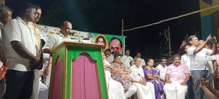 விளாத்திகுளத்தில் அதிமுக சார்பில் பொதுக்கூட்டம் நடைபெற்றது.