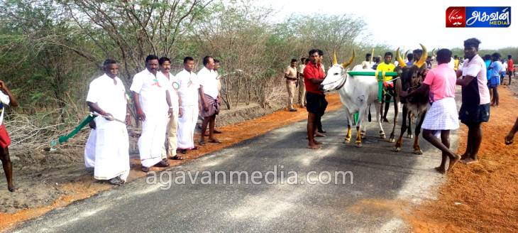 கன்னிமார் கூட்டம் கிராமத்தில் நடைபெற்ற மாட்டு வண்டி எல்கை பந்தயத்தை ஒன்றிய குழு பெருந்தலைவர் முனிசக்தி ராமச்சந்திரன் தொடங்கி வைத்தார்.