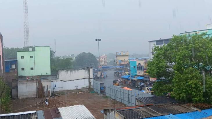 விளாத்திகுளம் பகுதியில் 3 மணி நேரத்திற்கு மேலாக  மழை!