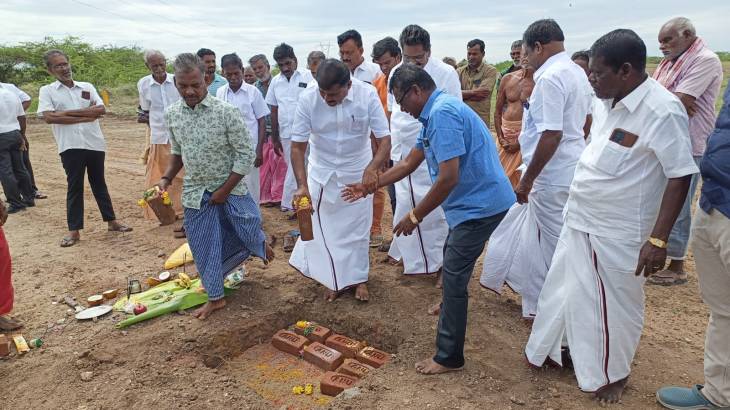  ரூ.1கோடியே 19 லட்சத்து 56 ஆயிரம் மதிப்பீட்டில் வகுப்பறைகள் கட்டும் பணியை எம்.எல்.ஏ மார்க்கண்டேயன் துவக்கி வைத்தார்.