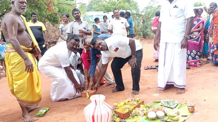 குளத்தூரில் ரூ.10 இலட்சம் மதிப்பில் புதிய சிமெண்ட் சாலை அமைக்கும் பணியை துவக்கி வைத்த அதிமுக யூனியன் சேர்மன் முனியசக்தி இராமச்சந்திரன்!