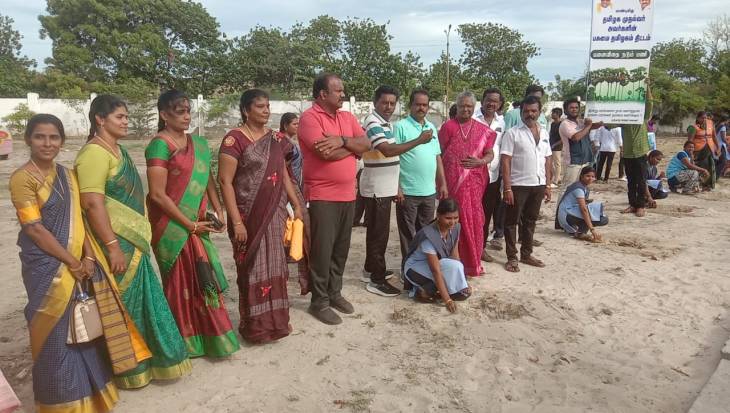 முத்து நகர் கடற்கரை பகுதியில் ஆயிரம் பனை விதைகள் நடும் பணி!