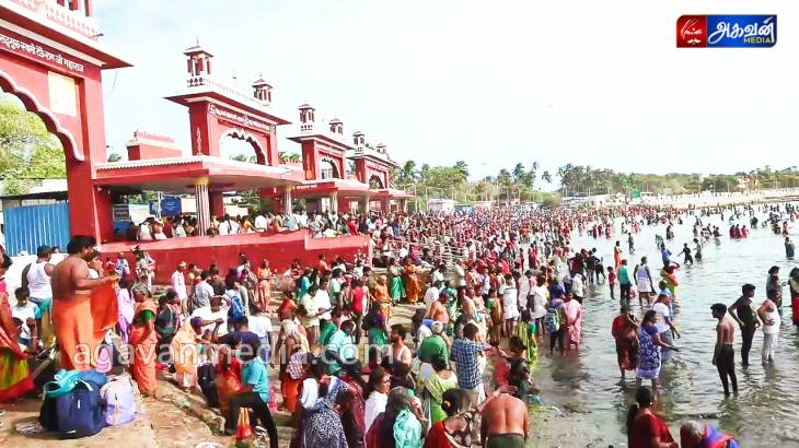 ராமேஸ்வரத்தில் ஆயிரகணக்கில்  குவிந்த சுற்றுலா பயணிகள்!