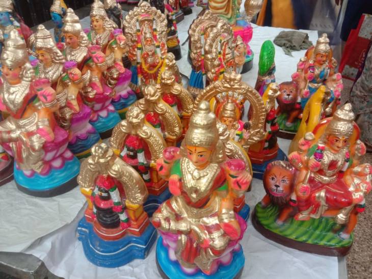 தஞ்சாவூரில் இருந்து விற்பனைக்கு வந்துள்ள கொழு பொம்மைகள் - ஆர்வமுடன் வாங்கி செல்லும் பொதுமக்கள்!
