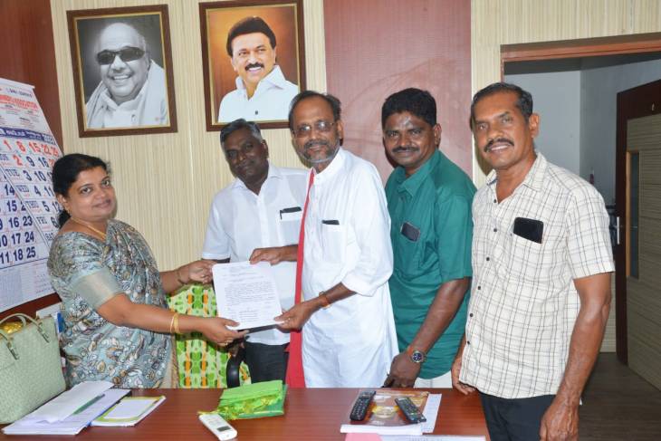 மந்திதோப்பு சாலையை விரிவுபடுத்த வேண்டும் - அமைச்சர் கீதாஜீவனிடம் - மார்க்சிய கம்யூனிஸ்ட் கட்சி கோரிக்கை மனு!

