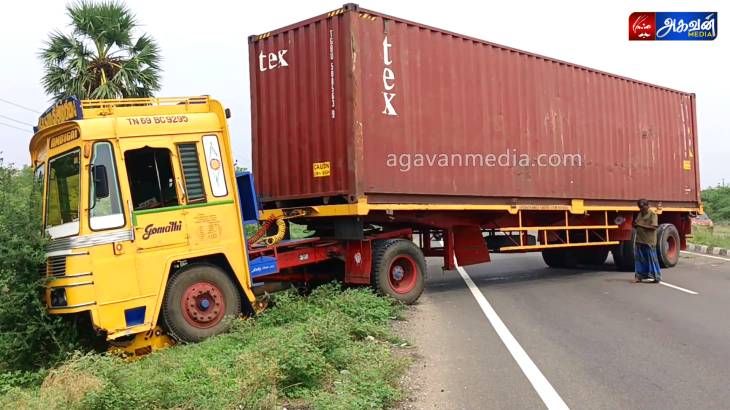 டிராக்டர் கண்டெய்னர் லாரி நேருக்கு நேர் மோதல்