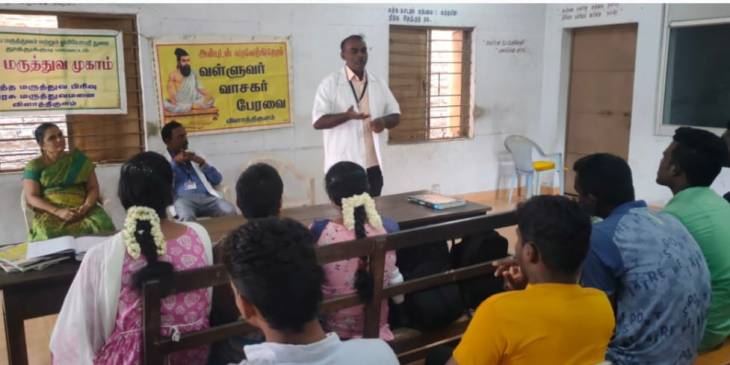 நூலகத்தில் சித்த மருத்துவ முகாம் நடைபெற்றது.