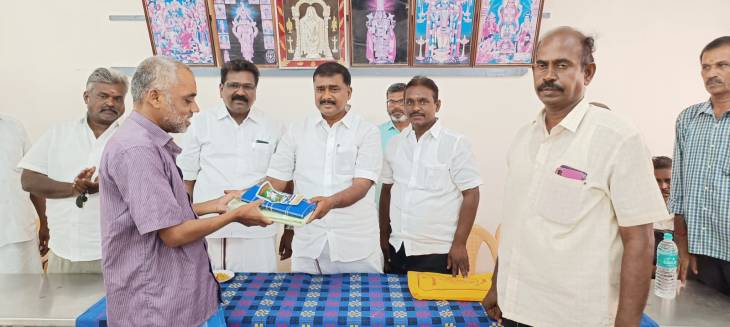 200 பார்வையற்றோர் , மாற்றுத்திறனாளிகளுக்கு தீபாவளி புத்தாடைகளை வழங்கிய எம்எல்ஏ மார்க்கண்டையன்!