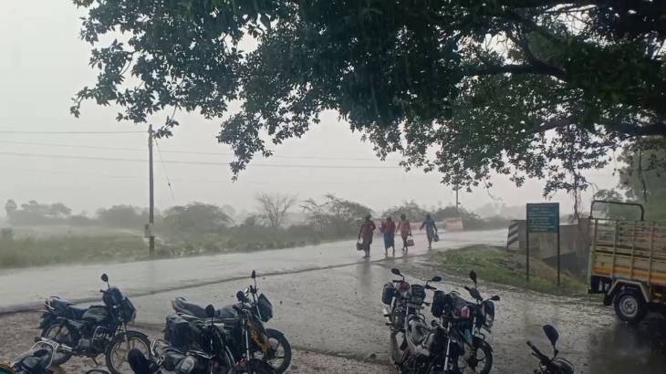 விளாத்திகுளம் சுற்றுவட்டார பகுதிகளில்   2 மணி நேரத்திற்கு மேலாக பலத்த  மழை - விவசாயிகள் மகிழ்ச்சி!
